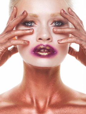 Fantezi parlak makyajlı genç bir kadın. Sıra dışı yüz resimleri, beyaz arka planda portre..