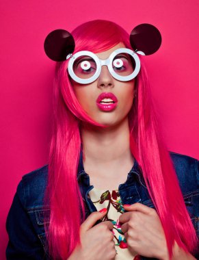 Pembe saçlı, büyük güneş gözlüklü genç model, yakın plan.