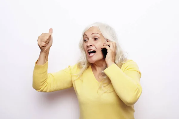Photo Crazy Ecstatic Old Woman Use Smartphone Impressed Social Media — Stock Photo, Image