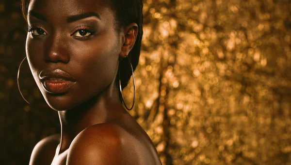 Güzel Siyah Bir Kadının Vogue Tarzı Yakın Plan Portresi Altın — Stok fotoğraf
