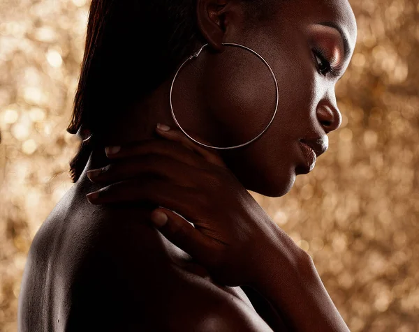Mulher Africana Nova Bonita Com Brilhante Compõem Posando Contra Fundo — Fotografia de Stock