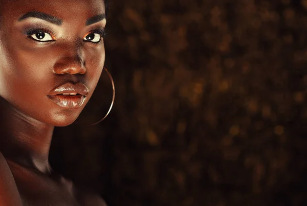 Piękna Młoda Afrykanka Jasnym Makijażu Pozowanie Tle Złota — Zdjęcie stockowe