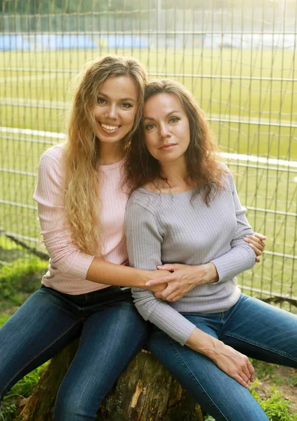 Zwei Schöne Frauen Sitzen Auf Dem Rasen Park Und Halten — Stockfoto