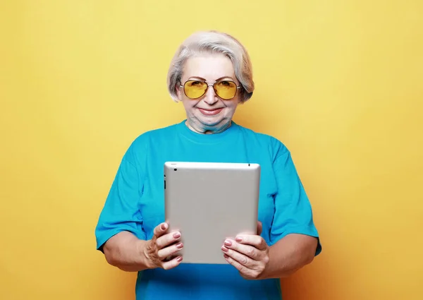 Photo Old Attractive Lady Use Tablet Isolated Yellow Background — Stock Photo, Image