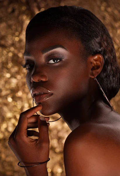 Vogue Stylu Zbliżenie Portret Pięknej Czarnej Kobiety Portret Złotym Tle — Zdjęcie stockowe