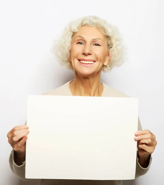 Mujer Mayor Con Tablero Publicidad Blanco Espacio Copia Retrato Hermosa —  Fotos de Stock