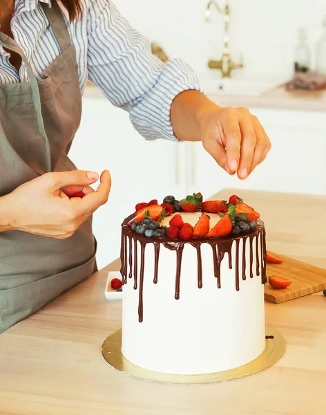 Lifestyle People Cooking Freelancing Concept Close Female Hands Decorate Cake — Stock Photo, Image