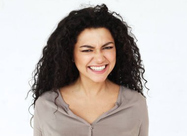 Genç gülümseyen Afrikalı kadın, günlük gömlekler giyiyor, mutlu ve gülümsüyor, beyaz arka planda.