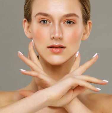 Sağlıklı ciltli, genç ve çekici bir kadının yakın plan portresi. Temiz tenli beyaz bir kadının güzel yüzü. Cilt bakımı kavramı.