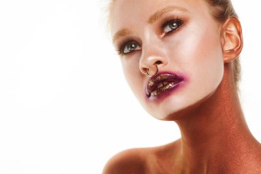 Fantezi parlak makyajlı genç bir kadın. Sıra dışı yüz resimleri, beyaz arka planda portre..