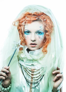 Parti, Noel ve insanlar Noel partisi kostümlü kızıl saçlı çekici bir kadın. Yaratıcı makyaj, saç stili, yakın plan portre. Kış stili, Kar Kraliçesi.