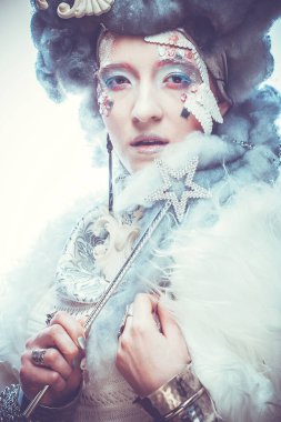 Parti, Noel ve insanlar Noel partisi kostümü ve peruğu içinde büyüleyici bir kadın. Yaratıcı makyaj, saç stili, yakın plan portre. Kış stili, Kar Kraliçesi.