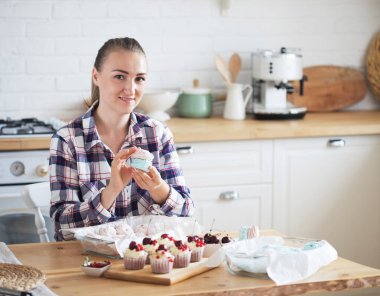 Güzel kadın pasta şefi mutfakta tatlı kek yapıyor. Yaşam tarzı kavramı.