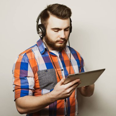 Yaşam tarzı, insan ve eğitim kavramı: sakallı adam audiobook kulaklık beyaz arka plan üzerinde dinleme.