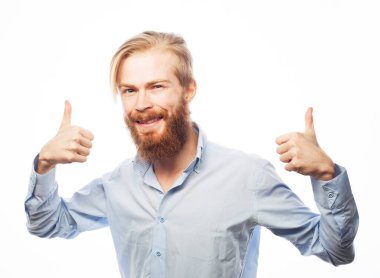 Duygu, insanlar ve vücut dili kavramı: Genç sakallı adam gururlu, tasasız, kendinden emin ve mutlu, olumlu gülümsüyor.