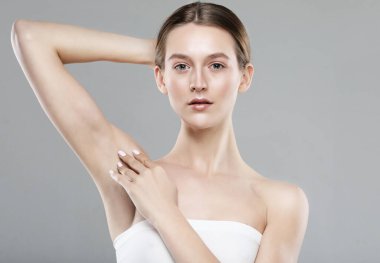 Sağlıklı ciltli, genç ve çekici bir kadının yakın plan portresi. Temiz tenli beyaz bir kadının güzel yüzü. Cilt bakımı kavramı.