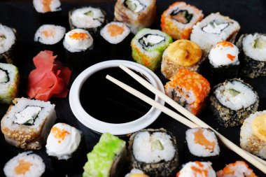 Suşi ve maki seti taş masada. Düz yat, üstten bak, kapat.