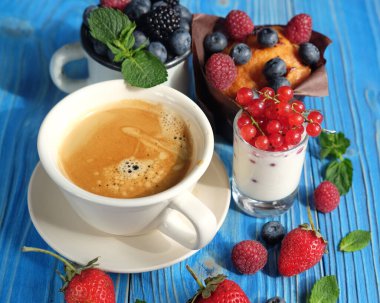 Böğürtlenli kek, bir fincan kahve ve üzümlü yoğurt. Kapat..