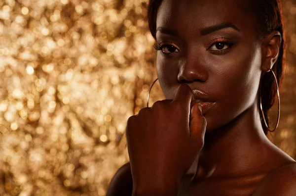 Vogue Style Close Portrait Beautiful Black Woman Portrait Gold Background — Foto de Stock