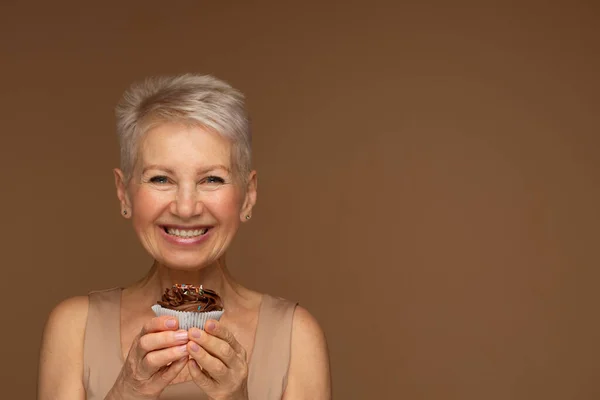 Elderly Woman Short Hair Holds Chocolate Cupcake Her Hands Portrait — Stock Photo, Image