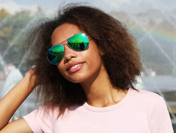 Mladá Afro Žena Nosí Sluneční Brýle Dokonalými Zuby Tmavě Čistou — Stock fotografie