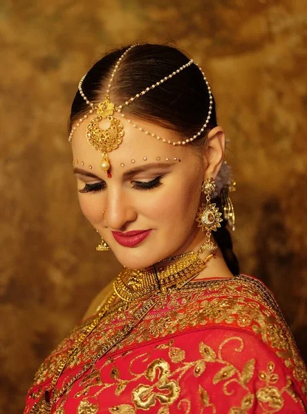美丽的年轻女子穿着传统的印度红莎丽花和珠宝 微笑着低头看 穆斯林 阿拉伯文化 — 图库照片