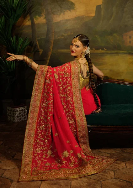 穿着传统印度服装和珠宝的年轻漂亮的女人 印度的婚纱丰富的珠宝 — 图库照片