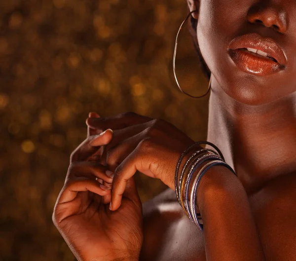 Όμορφη Νεαρή Αφρικανή Λαμπερό Μακιγιάζ Ποζάρει Πάνω Χρυσό Φόντο — Φωτογραφία Αρχείου