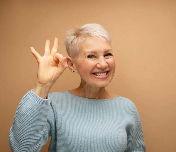 Happy Smiling Old Lady Short Hair Showing Sign Headshot Studio — Stock Photo, Image