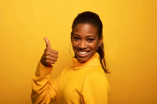 Beautiful Young African American Woman Signaling Isolated Yellow Background — Stock Photo, Image
