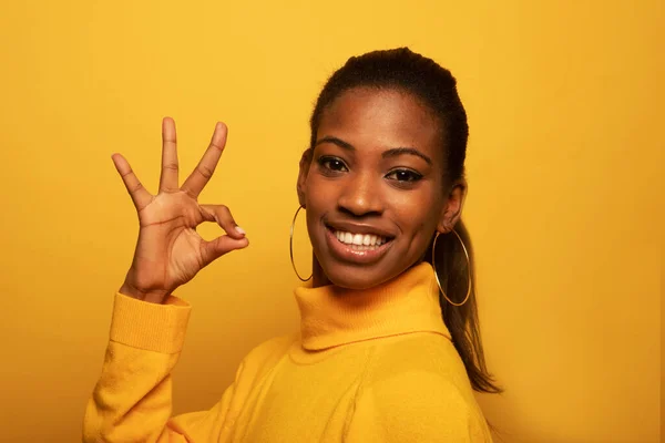 Güzel Genç Afro Amerikalı Bir Kadın Sarı Arka Planda Izole — Stok fotoğraf