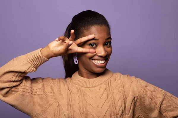 Genç Güzel Afro Amerikan Kadın Bej Renkli Süveter Giyiyor Iki — Stok fotoğraf