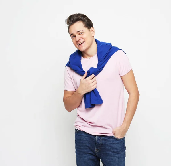 Χαλαρά Κουλ Όμορφος Νεαρός Άνδρας Ροζ Πουκάμισο Δένει Μπλε Πουλόβερ — Φωτογραφία Αρχείου