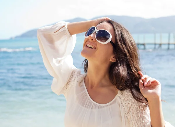 夏のビーチでサングラスを持つ若い女性 幸せな休暇 — ストック写真