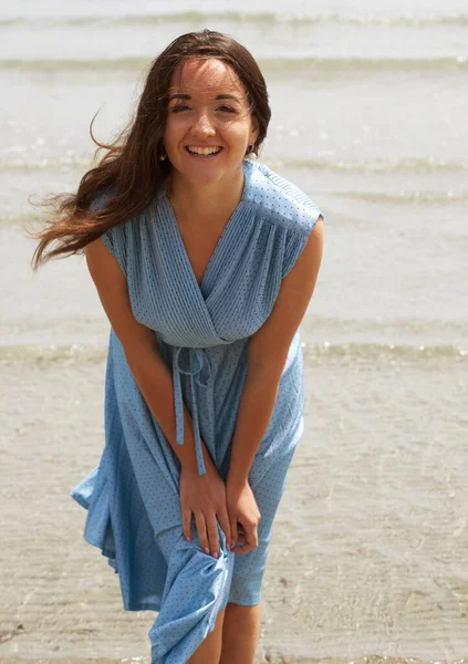 Mujer Feliz Joven Con Vestido Azul Posando Cerca Del Mar — Foto de Stock