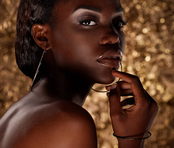 美丽的非洲裔美国女性模特在金色背景下的画像 — 图库照片