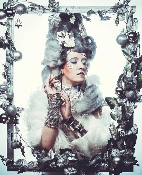 パーティー クリスマスと人々の概念 銀の芸術的なメイクアップ ウィッグと創造的なイメージの若い女性は クリスマスの装飾で飾られた銀のフレームにポーズ 冬の肖像画 雪の女王 — ストック写真