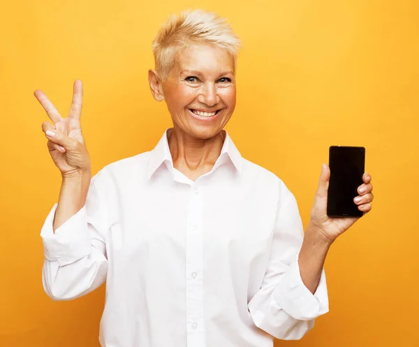 Estilo Vida Moderno Pessoas Idosas Comunicação Conceito Gadgets Eletrônicos Mulher — Fotografia de Stock