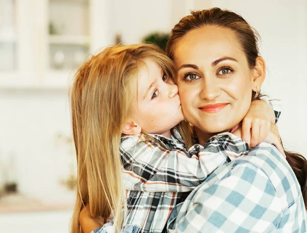 家庭幸福 一位年轻漂亮的母亲和她四岁的女儿在厨房里拥抱 — 图库照片