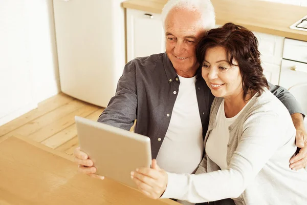 Elderly Couple Sits Kitchen Uses Tablet Watches News Enjoys Spending — Foto Stock