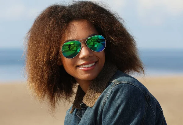 Krásná Mladá Africká Americká Žena Džínové Bundě Slunečních Brýlích Pláži — Stock fotografie