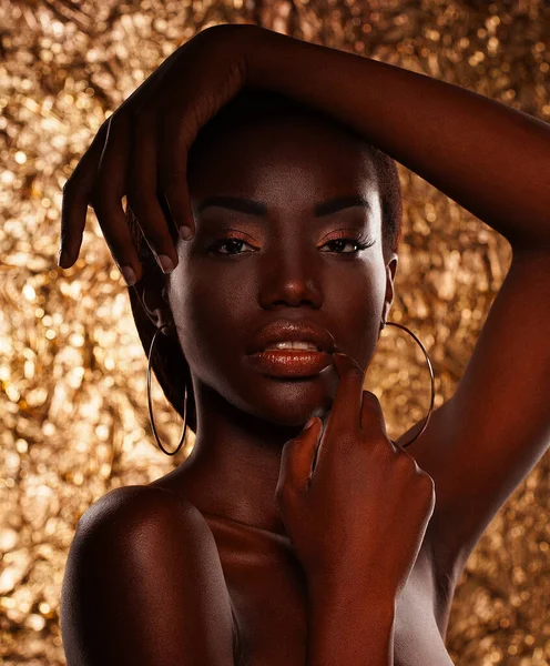 Portret Pięknej Afrykańskiej Modelki Złotym Tle — Zdjęcie stockowe