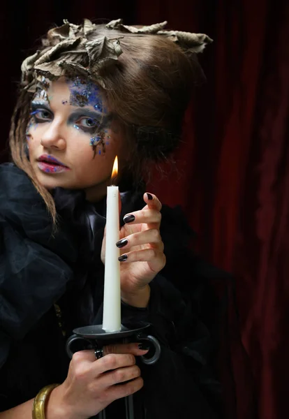 Cadı Kostümlü Parlak Makyajlı Saç Kesimli Güzel Bir Kadın Elinde — Stok fotoğraf