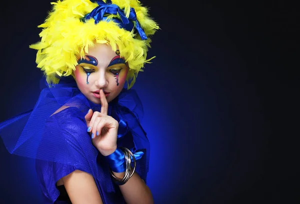 Blisko Twarzy Młodej Kobiety Kreatywną Twarzą Żółtą Peruką Pokazuje Znak — Zdjęcie stockowe