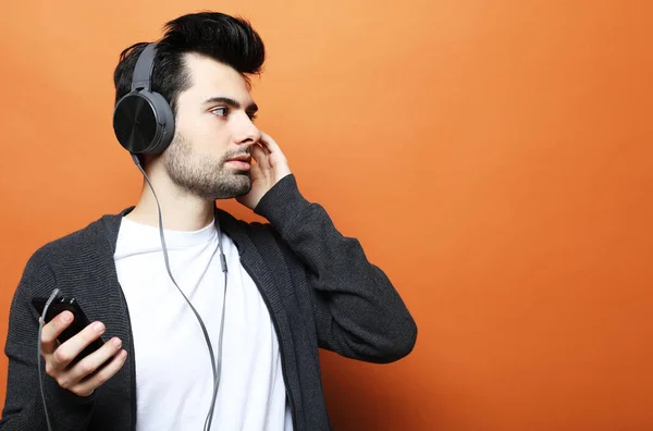 Image Handsome Young Brunette Man Casual Outfit Listening Music Headphones — Stock Photo, Image