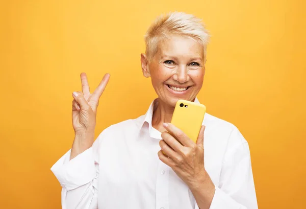 Modern Yaşam Tarzı Yaşlılar Iletişim Elektronik Aletler Peri Sarısı Saçlı — Stok fotoğraf