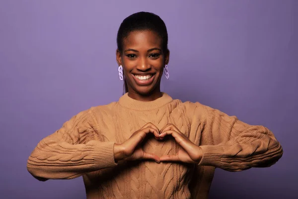 Ben Seni Seviyorum Minnettar Genç Afrikalı Kadının Portresi Parmaklarını Bir — Stok fotoğraf
