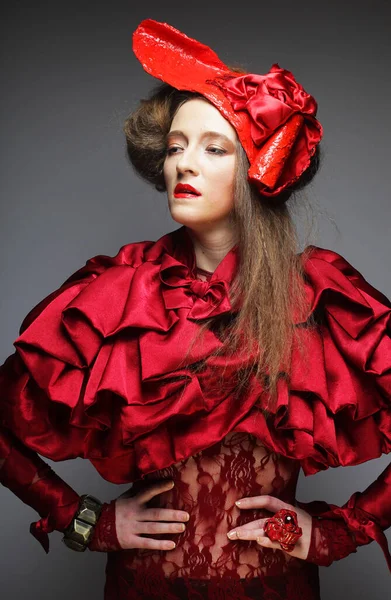Kırmızı Karnaval Kostümü Kırmızı Şapkalı Güzel Bir Kadın Gri Arka — Stok fotoğraf