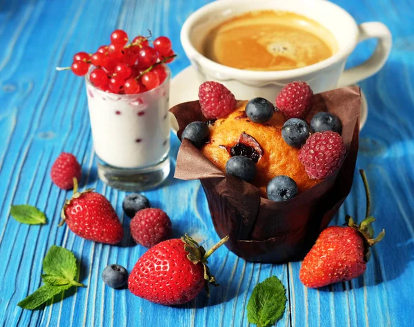 Cupcake Berries Cup Coffee Yogurt Red Currants Close — Stock Photo, Image