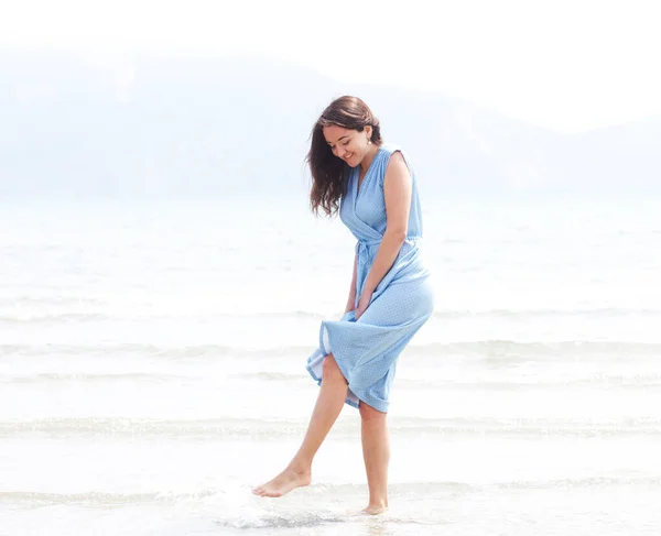 Молодая Брюнетка Синем Платье Ходит Босиком Пляжу Висит Ногами Воде — стоковое фото